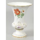 Kratervase, Meissen, 1. H. 20. Jh. Rocaillenreliefrand, Glanzgolddekoration, Blumenmalerei Blume