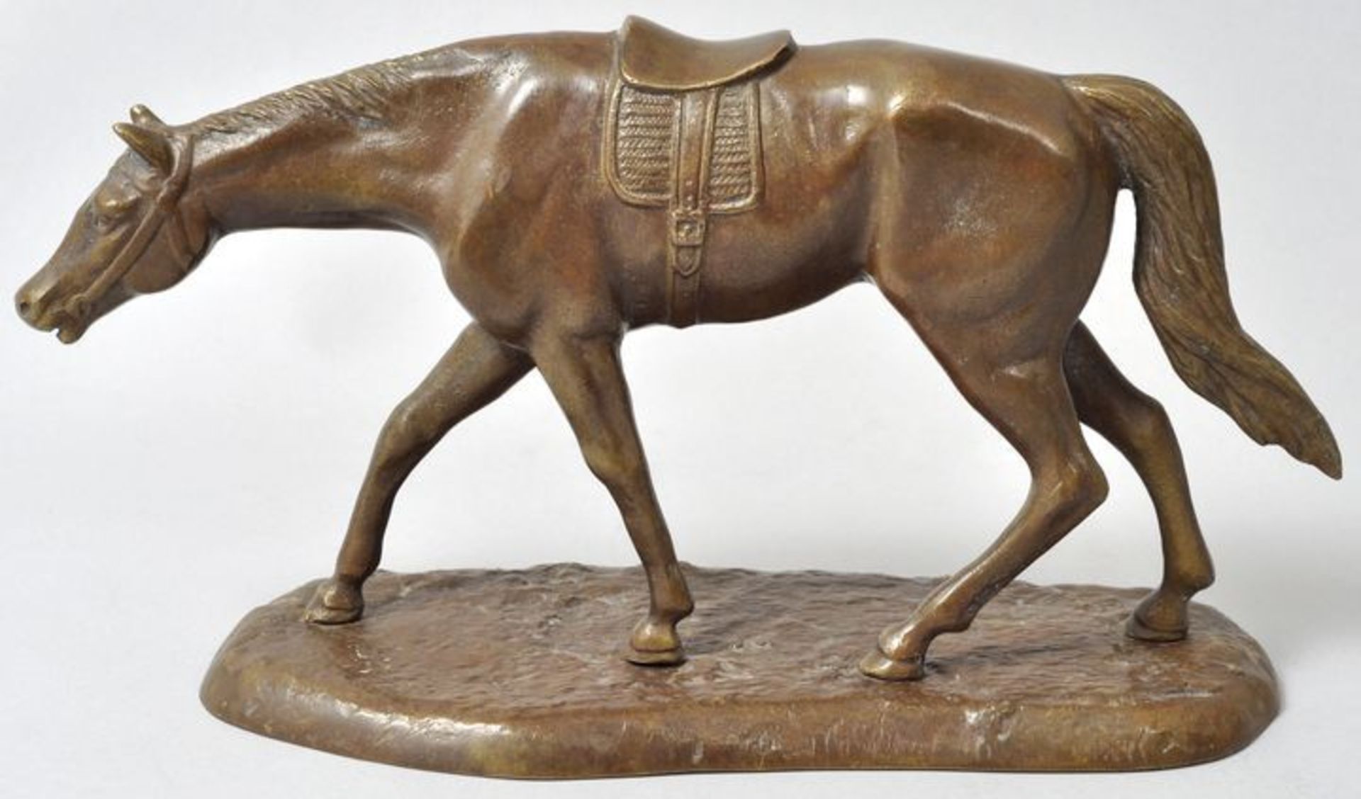 Unbekannt, Anf. 20. Jh. Rennpferd, gehend. Bronze, patiniert, H. 14,5 cm - Bild 2 aus 7
