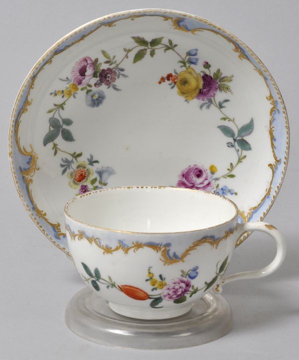 Tasse mit Untertasse, Meissen, Ende 18./ Anf. 19. Jh. Halbkugelform mit Ohrenhenkel, reiche Bemalung