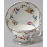 Tasse mit Untertasse, Meissen, Ende 18./ Anf. 19. Jh. Halbkugelform mit Ohrenhenkel, reiche Bemalung