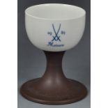 Pokal, Meissen, 1985 Porzellan/Böttgersteinzeug. Kuppa in Aquatintadruck dekoriert: Schwerter