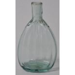 Schnapsflasche, alpenländisch, 18. Jh. Seegrünes Glas, längsoptisch gerippt, beidseitig abgeflachter