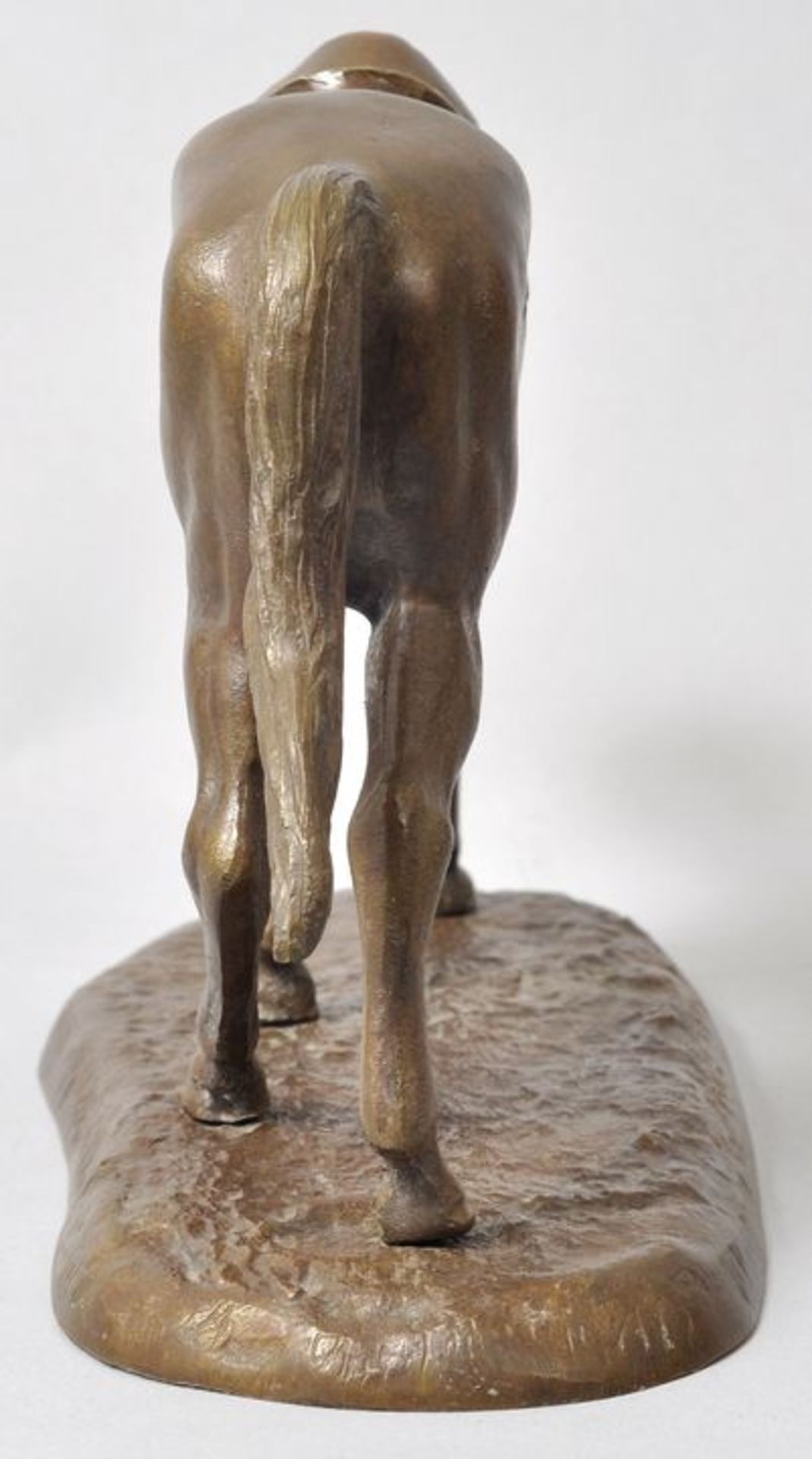 Unbekannt, Anf. 20. Jh. Rennpferd, gehend. Bronze, patiniert, H. 14,5 cm - Bild 7 aus 7