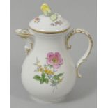 Kaffeekanne, klein, Meissen, 2. H. 20. Jh. Neuer Ausschnitt, bunte Blumenmalerei (Blume 2),