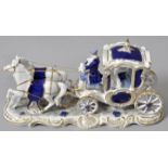 Zweispännige Kutsche, 2. H. 20. Jh, Porzellan, kobaltblau und Gold dekoriert, Rocaillensockel mit