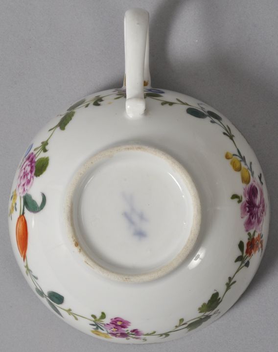 Tasse mit Untertasse, Meissen, Ende 18./ Anf. 19. Jh. Halbkugelform mit Ohrenhenkel, reiche Bemalung - Bild 2 aus 3