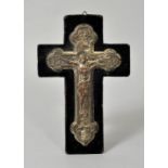 Kruzifix, wohl Frankreich, 19. Jh. Kupferblech, versilbert. Versilberung weitgehend berieben. Auf