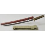 Kurzschwert Wakizashi, Japan Schmale Klinge, L. 43,5 cm, mit Hiebkerben, schlichte Eisentsuba ohne