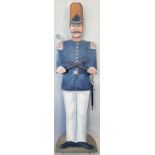 Mechanische Schießhallenfigur "Tambour", um 1900 Eisenblech, bemalt. Bei Treffen der Zielscheibe