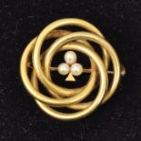 Brosche, Biedermeier Knotenform, vergoldet, im Zentrum Kleeblatt aus drei kl. Perlen. D. 29 mm, G.