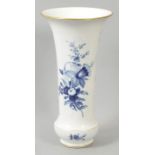 Große Vase, Meissen, um 1900 Trichterform, Deutsche Blume und Insekten in Kobaltblau, Goldrand.