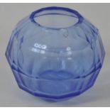 Vase, um 1940/50 Blaues transparentes Glas, Kugelform mit Schlifffacetten. Am oberen Rand flohbissig