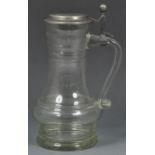 Glaskrug mit Zinndeckel, 20. Jh. Leicht grünstichiges Glas, H. (ob. Rand) 21,5 cm