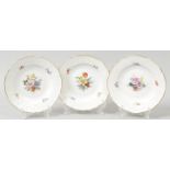 3 Obst- oder Desserttellerchen, Meissen, 2. H. 20. Jh. Reliefzierrat Neubrandenstein,