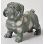 Halbedelsteintierfigur Bulldogge, 20. Jh. Grüner Stein (?) mit hellgrauen Flecken, geschnitzt, Augen