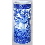 Große Bodenvase, China, 19. Jh. Porzellan, unterglasurblau bemalt: zwei Kranichpaare in Gewässer mit