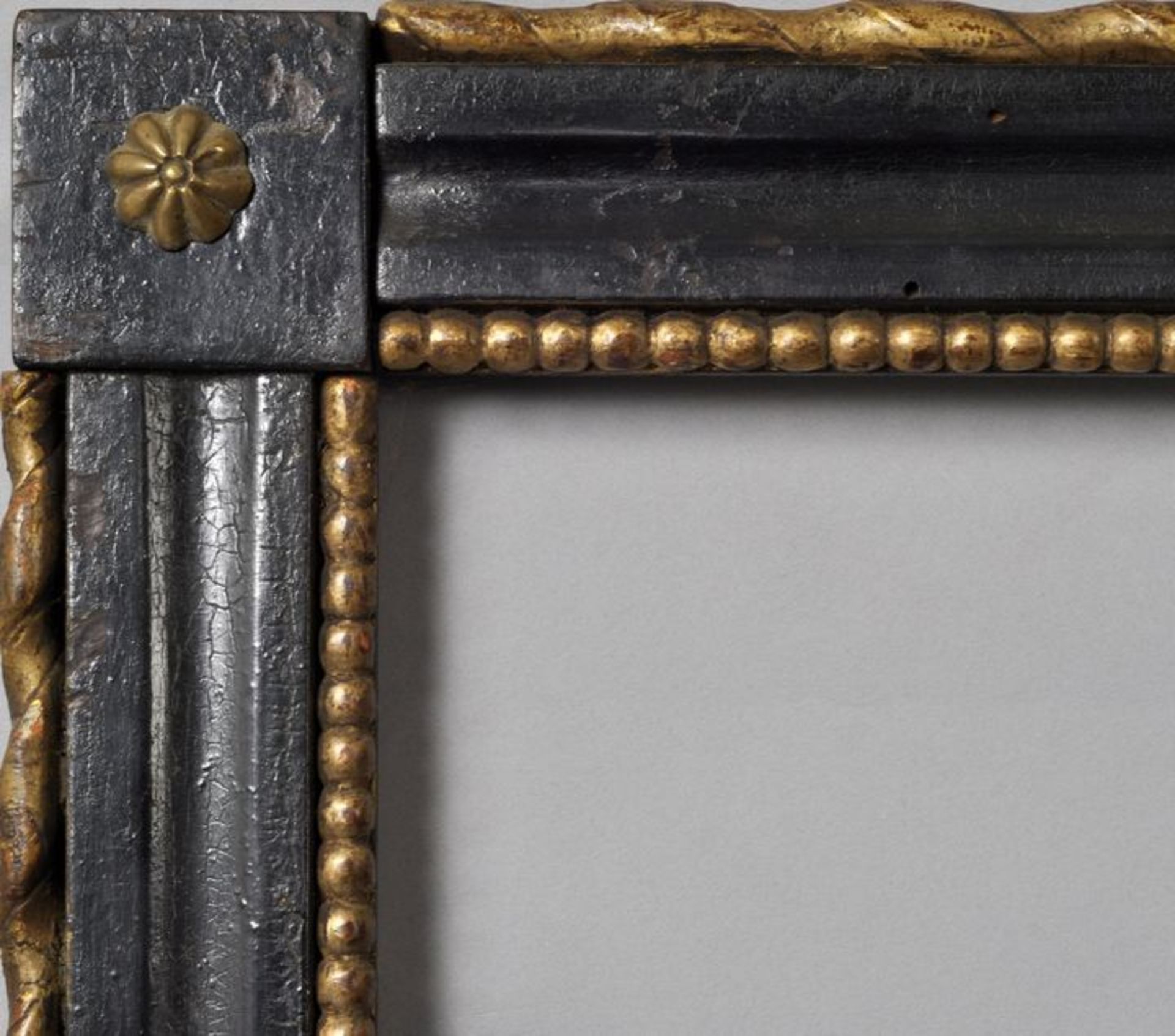5 cm Holzleiste, im Renaisssance-Stil beschnitzt, 19. Jh. schwarz lackiert, partiell vergoldet,