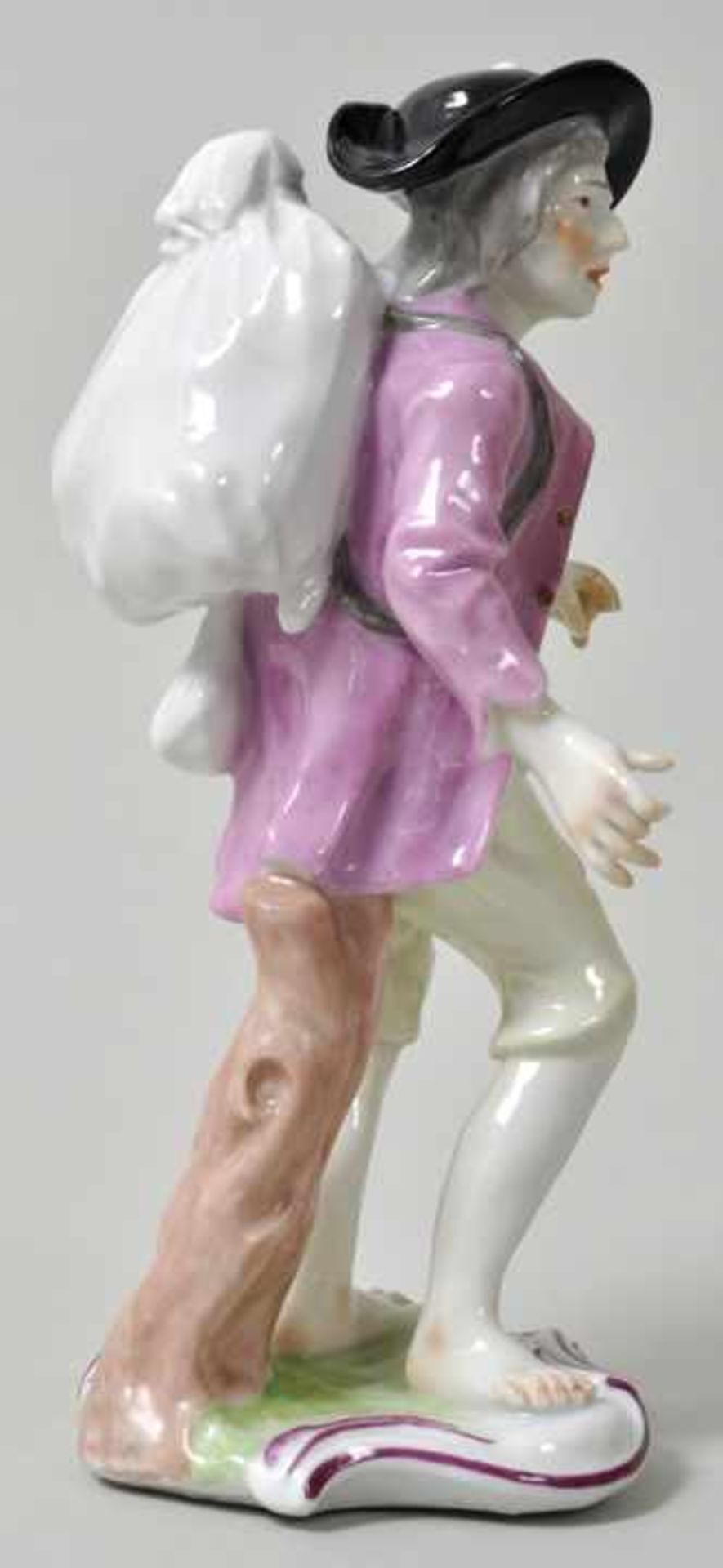 Porzellanfigur Mann mit Rückenbündel, Frankenthal, 2. H. 18. Jh. Porzellan, in polychromen - Bild 2 aus 4