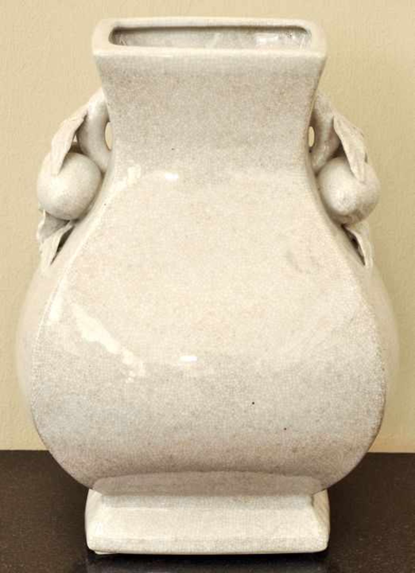 Vase, Südostasien, 20. Jh. Porzellan, elfenbeinfarbene Krakeleeglasur. Vierseitiger