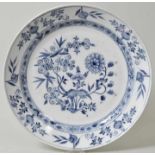 Große runde Platte, Meissen, um 1750-60 Porzellan, Zwiebelmusterdekor. Glattrandige, tief