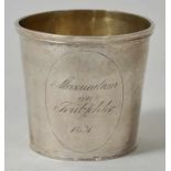 Kleiner Becher mit Wappen von Trützschler, dat. 1831 Silber, innen vergoldet. Die konisch