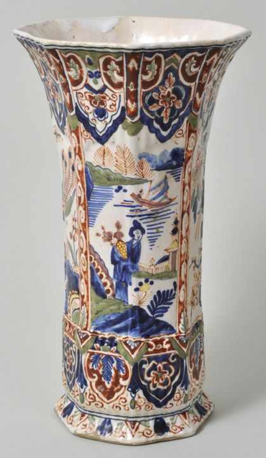Vase, Delft, um 1700 Fayence, in Eisenrot, Grün, Gelb und Kobaltblau auf cremefarbener Glasur