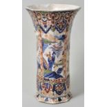 Vase, Delft, um 1700 Fayence, in Eisenrot, Grün, Gelb und Kobaltblau auf cremefarbener Glasur