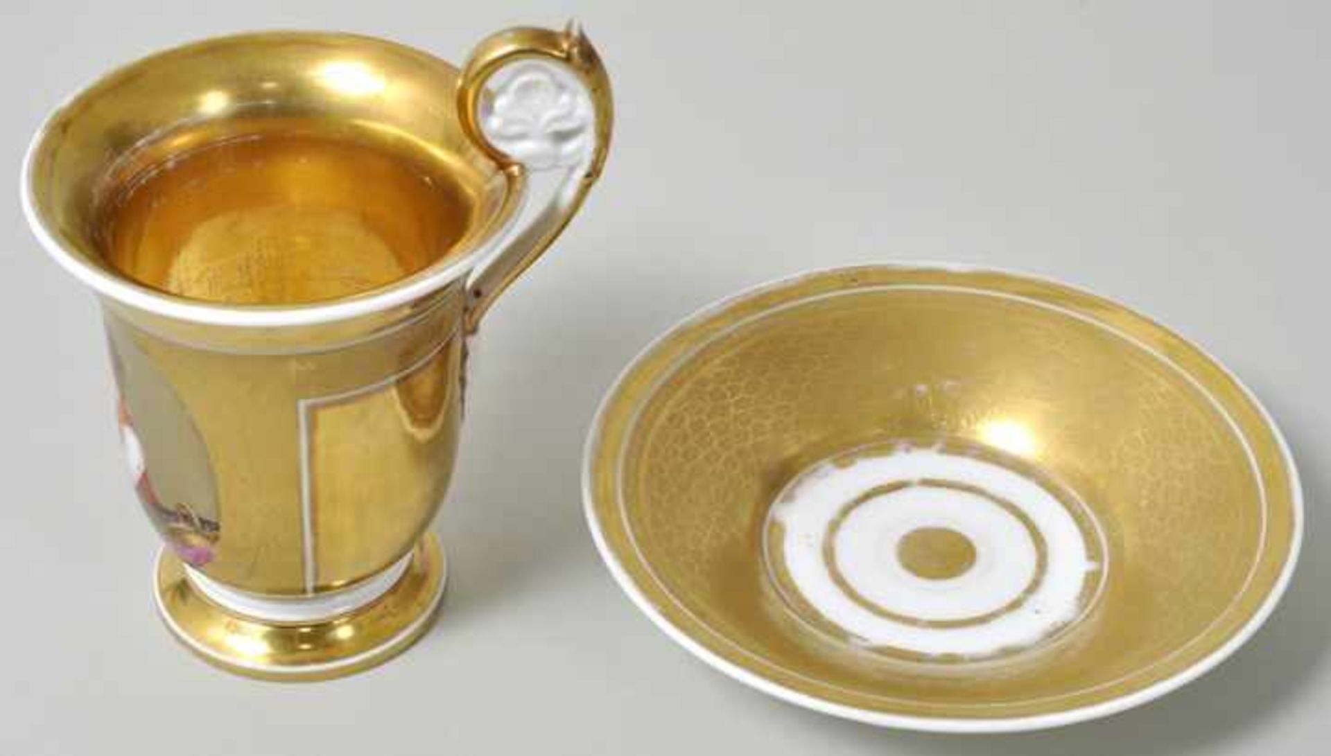 Tasse mit Untertasse, 1. Drittel 19. Jh. Porzellan, radierter Goldfond, Henkel volutenförmig - Bild 2 aus 2