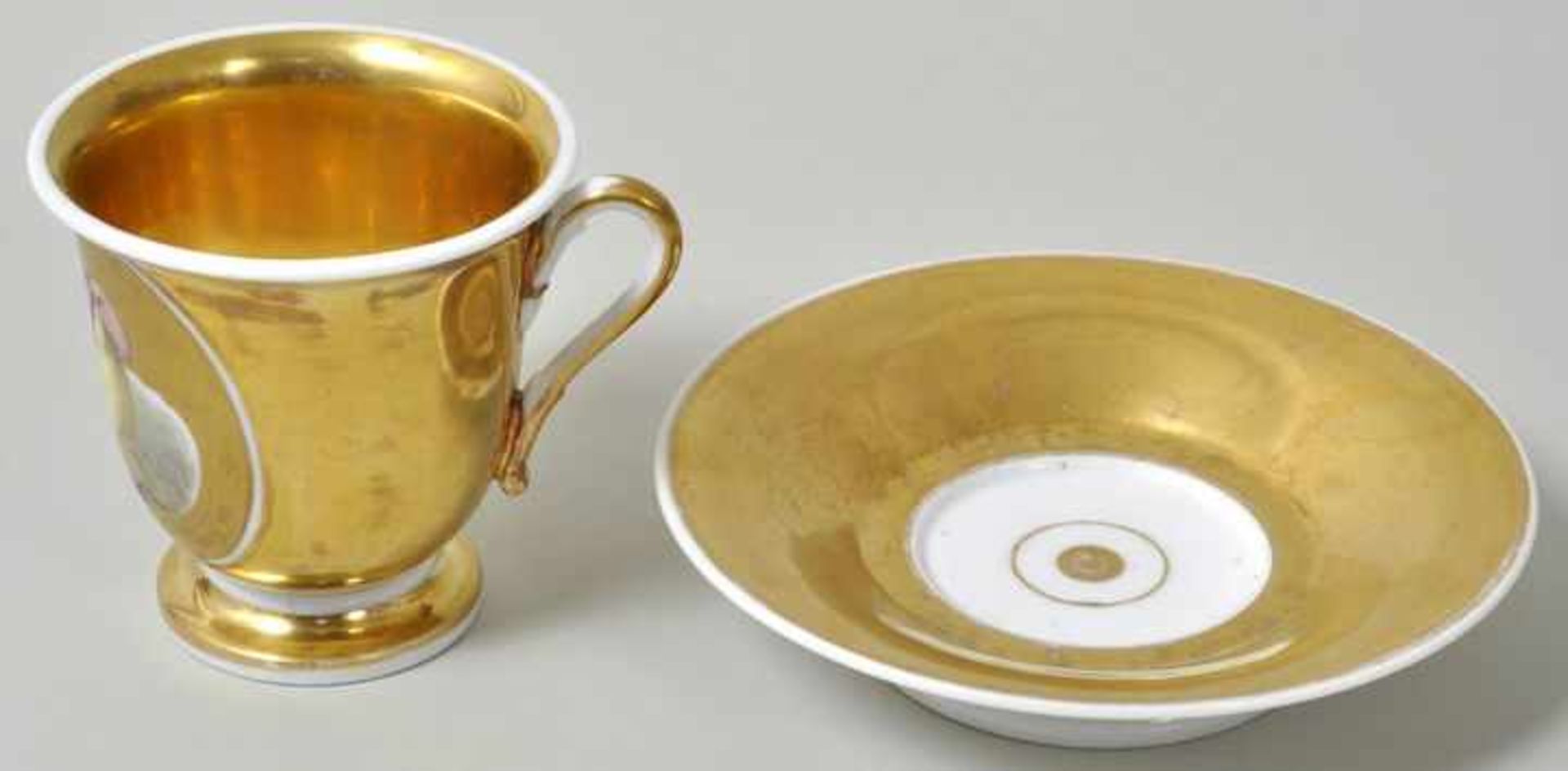 Tasse mit Untertasse, 1. Drittel 19. Jh. Porzellan, Goldfond, auf der Schauseite der glockenförmigen - Bild 2 aus 2