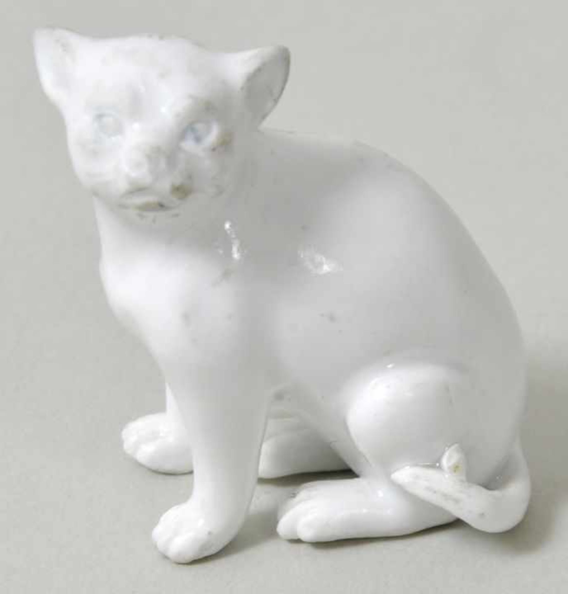 Tierminiatur kleine Katze, Meissen, 18. Jh. Porzellan, weiß. Unbekannter Modelleur.
