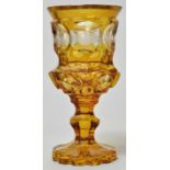 Pokalglas, Böhmen, dat. 1842 Farbloses, schliffverziertes Glas mit Gellbeize und Gravur. Passiger