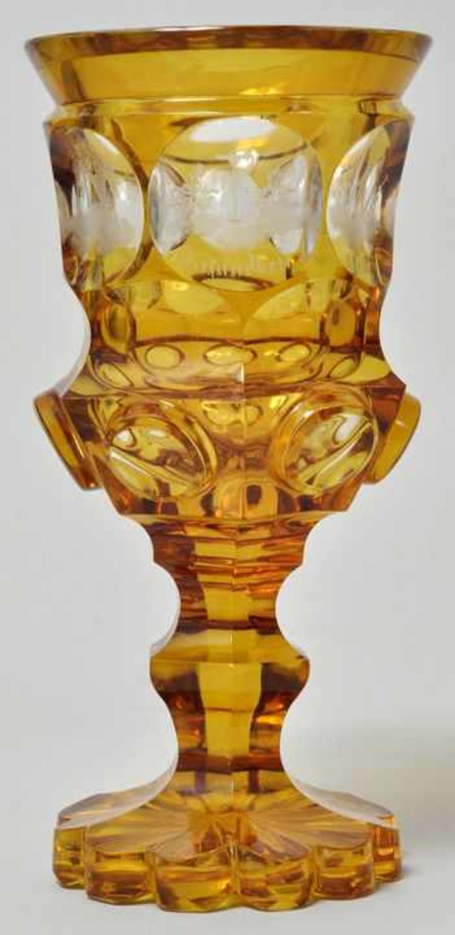 Pokalglas, Böhmen, dat. 1842 Farbloses, schliffverziertes Glas mit Gellbeize und Gravur. Passiger
