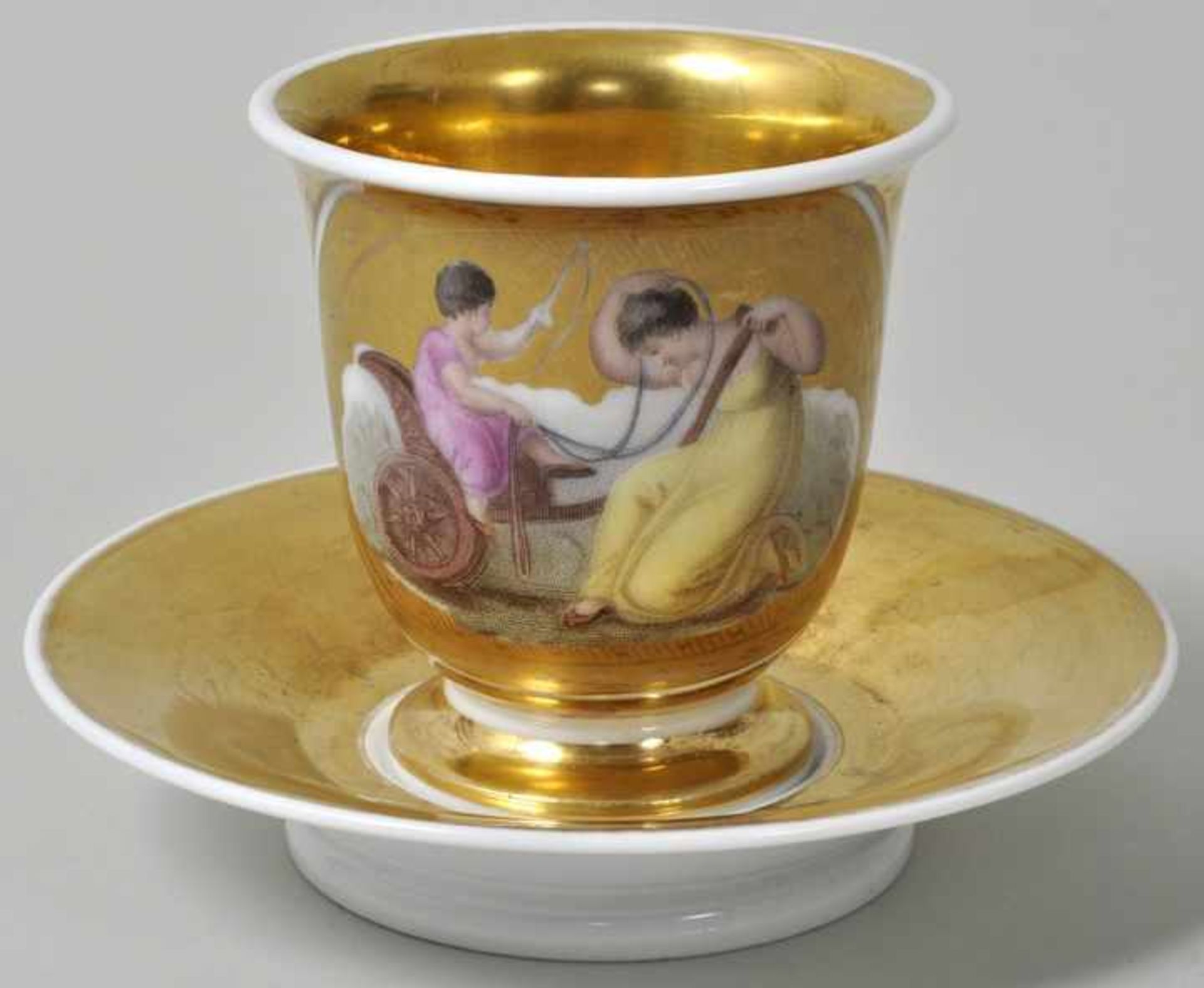 Tasse mit Untertasse, 1. Drittel 19. Jh. Porzellan, Goldfond, auf der Schauseite der glockenförmigen