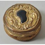 Tabatiere, 18. Jh. Kupfer, vergoldet. Gefäß mit rundem Querschnitt , im Scharnierdeckel eingefasster