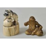 2 Netsuke, Japan, 19. Jh. a) Elfenbein, Fabeltier (Hund) auf einem Sockel mit eingeschnitzten