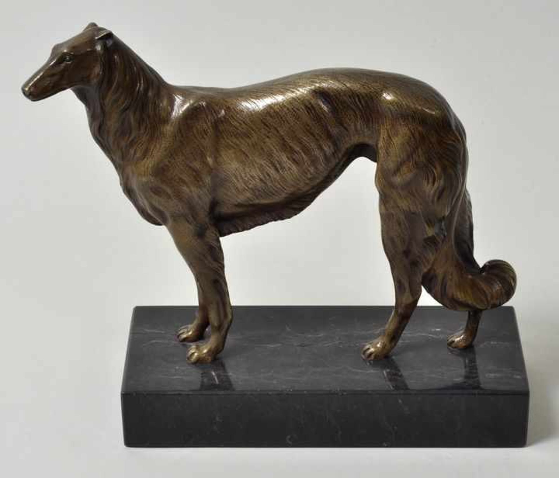 Tierfigur Windhund, E. 19./ Anf. 20. Jh. Bronze. Auf schwarzem Marmorsockel. H. 16 cm (19,5 cm incl.