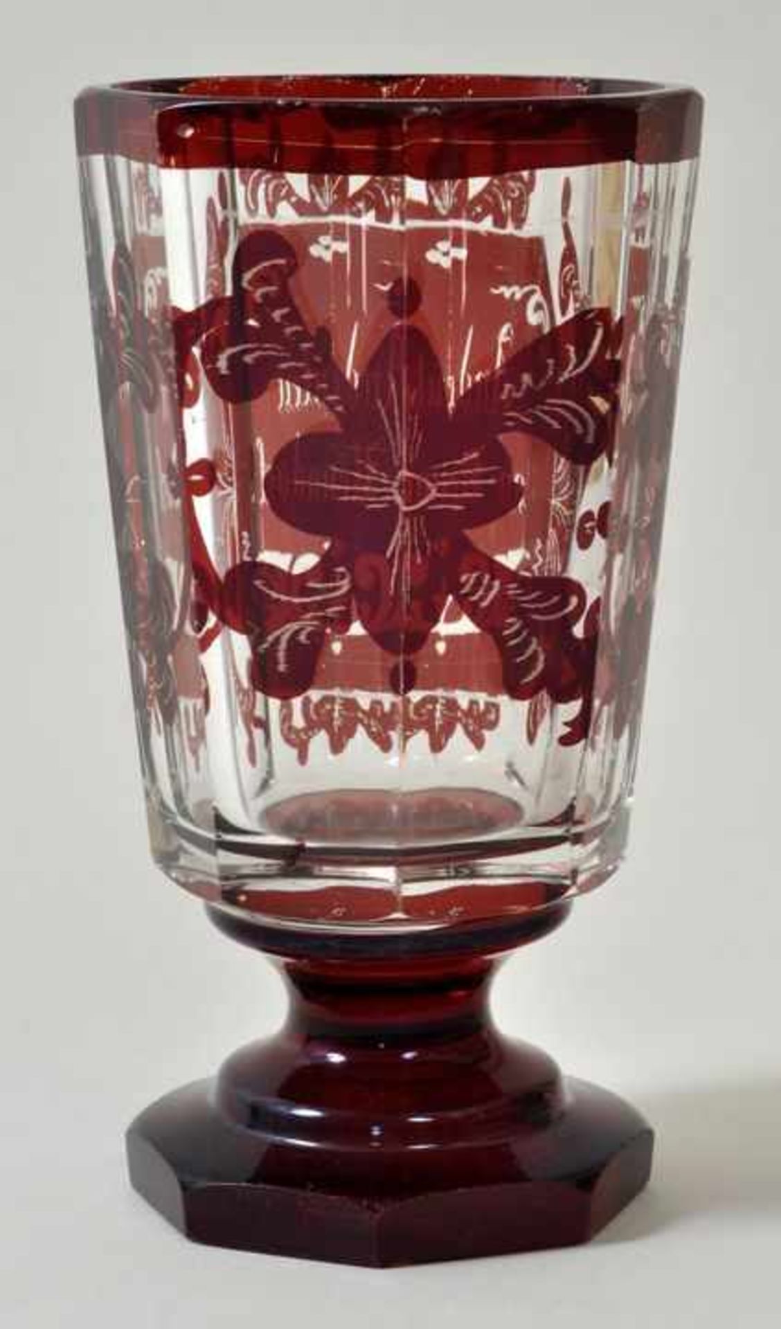 Andenkenglas, Böhmen, Mitte 19. Jh. Fußbecher, farbloses Glas, parteill rot lasiert, auf der - Image 2 of 2