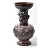 Vase, Japan, 2.H. 19. Jh. Bronze, patiniert, fein ziseliert. Bauchiger Korpus in Kürbisform auf