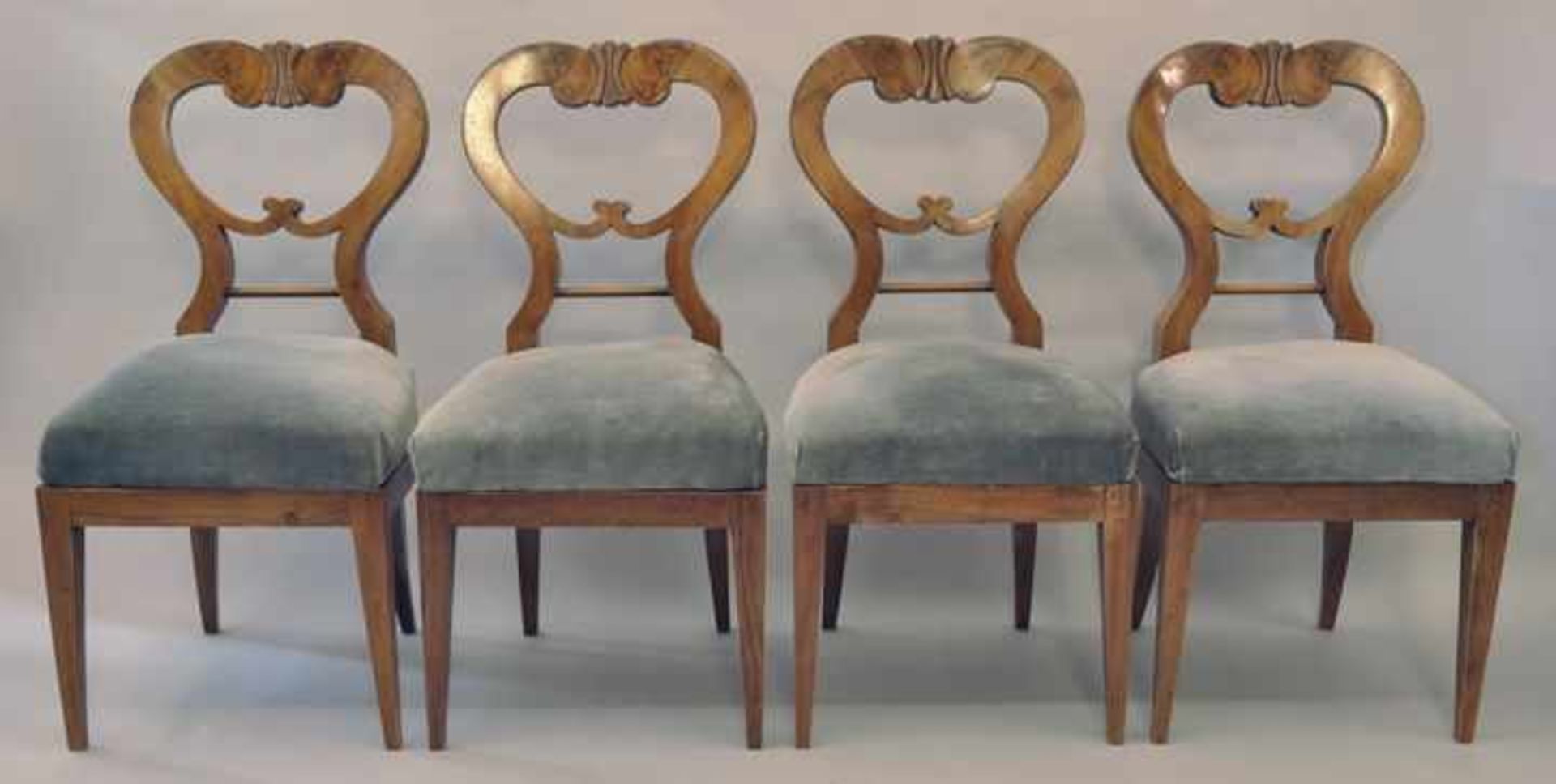 4 Stühle, um 1830, Nussbaum und Nusswurzel auf Nadelholz furniert, geschweifte, zart geschnitzte