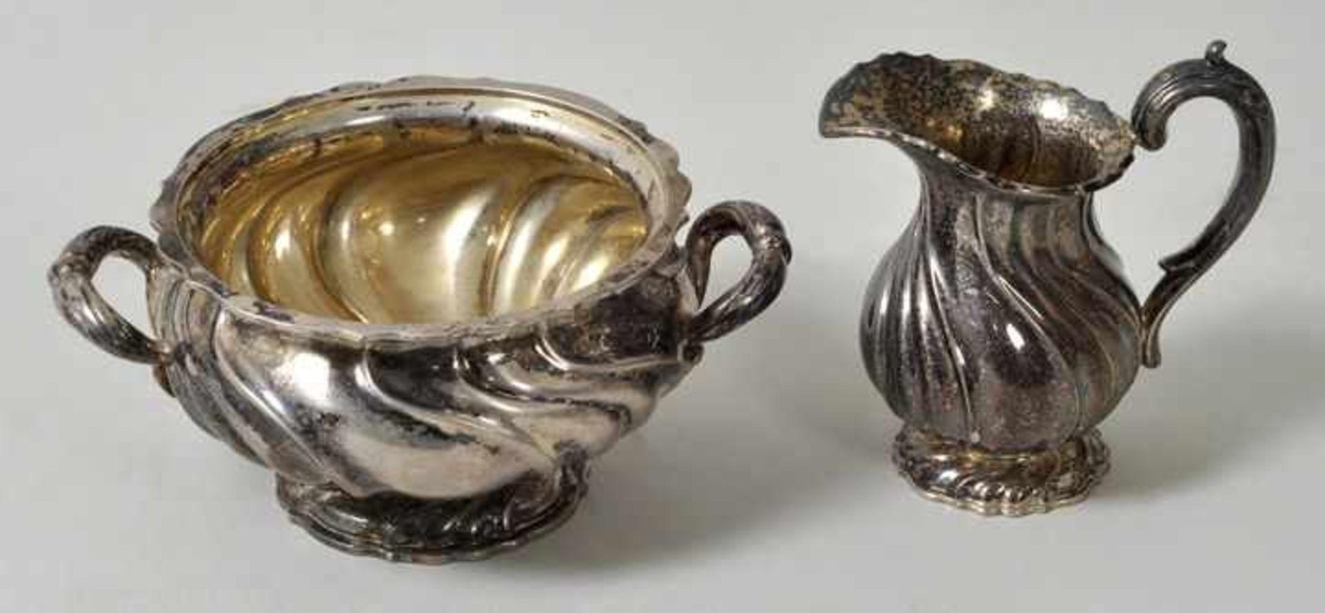 Sahnekännchen und Zuckerdose, Dtl., um 1900 Silber 800, innen Reste v. Vergoldung. Bauchige Form mit