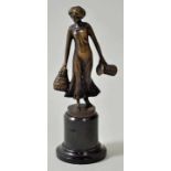 Lemke sign., tätig um 1900 Jugendstilpetschaft/ Kleinbronze Junge Frau mit Wassergefäßen. Bronze,