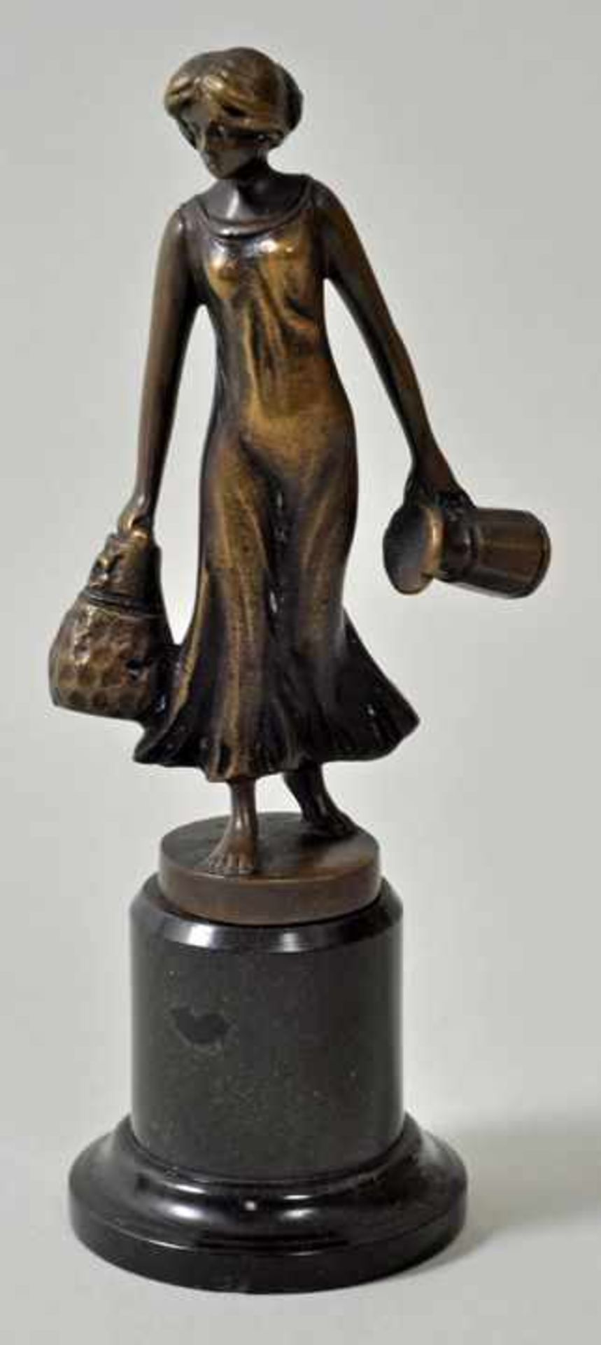 Lemke sign., tätig um 1900 Jugendstilpetschaft/ Kleinbronze Junge Frau mit Wassergefäßen. Bronze,