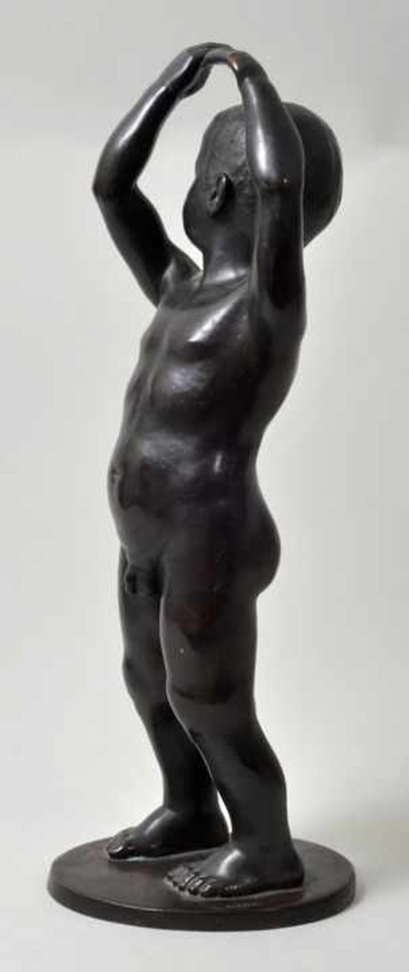 Weber, Eduard. 1865 Magdeburg-ca. 1940 Knabe. Bronze, schwarz patiniert, auf der runden Sockelplatte - Bild 2 aus 3