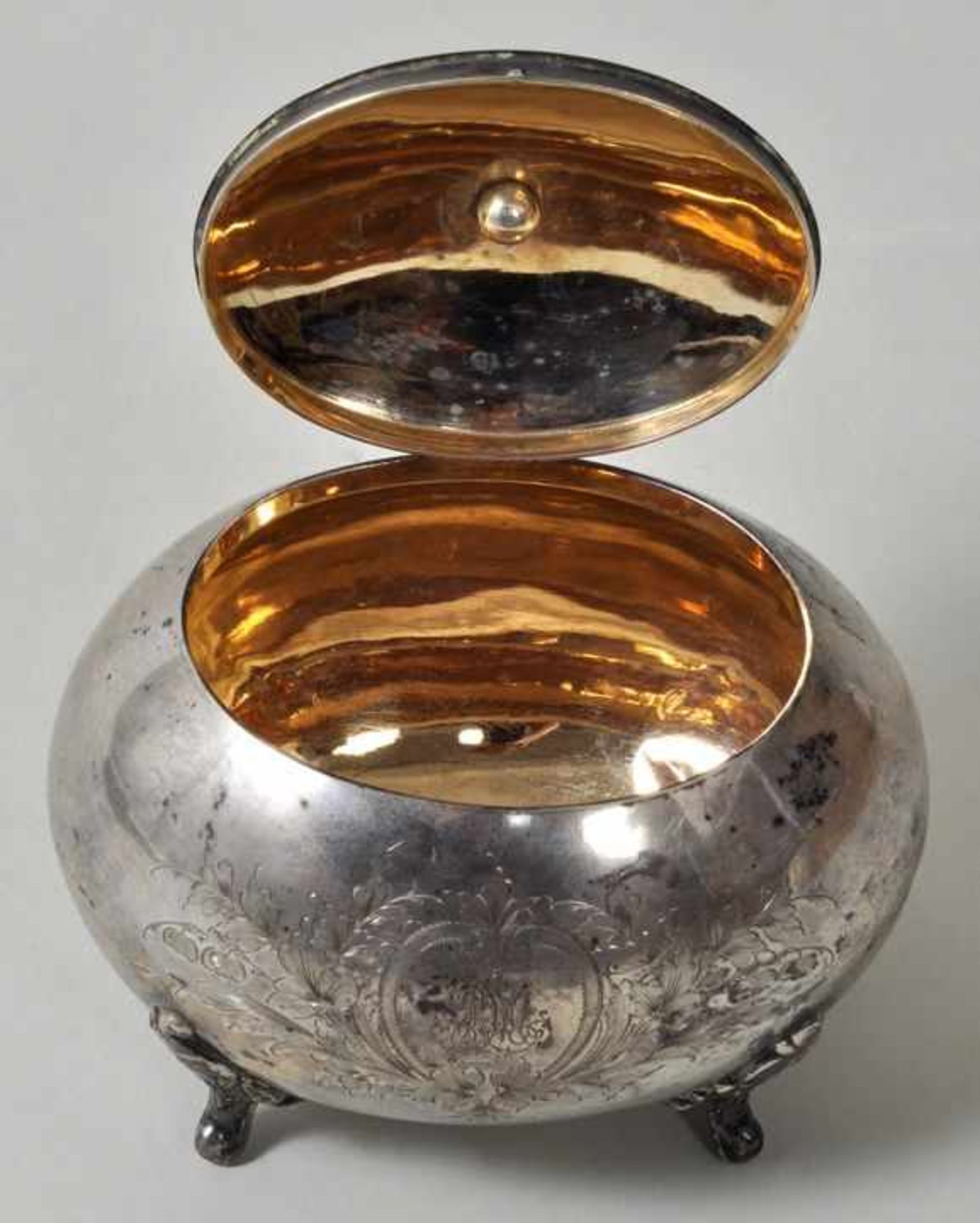 Zuckerkasten, Dtl., Ende 19. Jh. Silber 800, Innenvergoldung, eiförmiger Korpus auf vier Füßchen, - Bild 2 aus 3