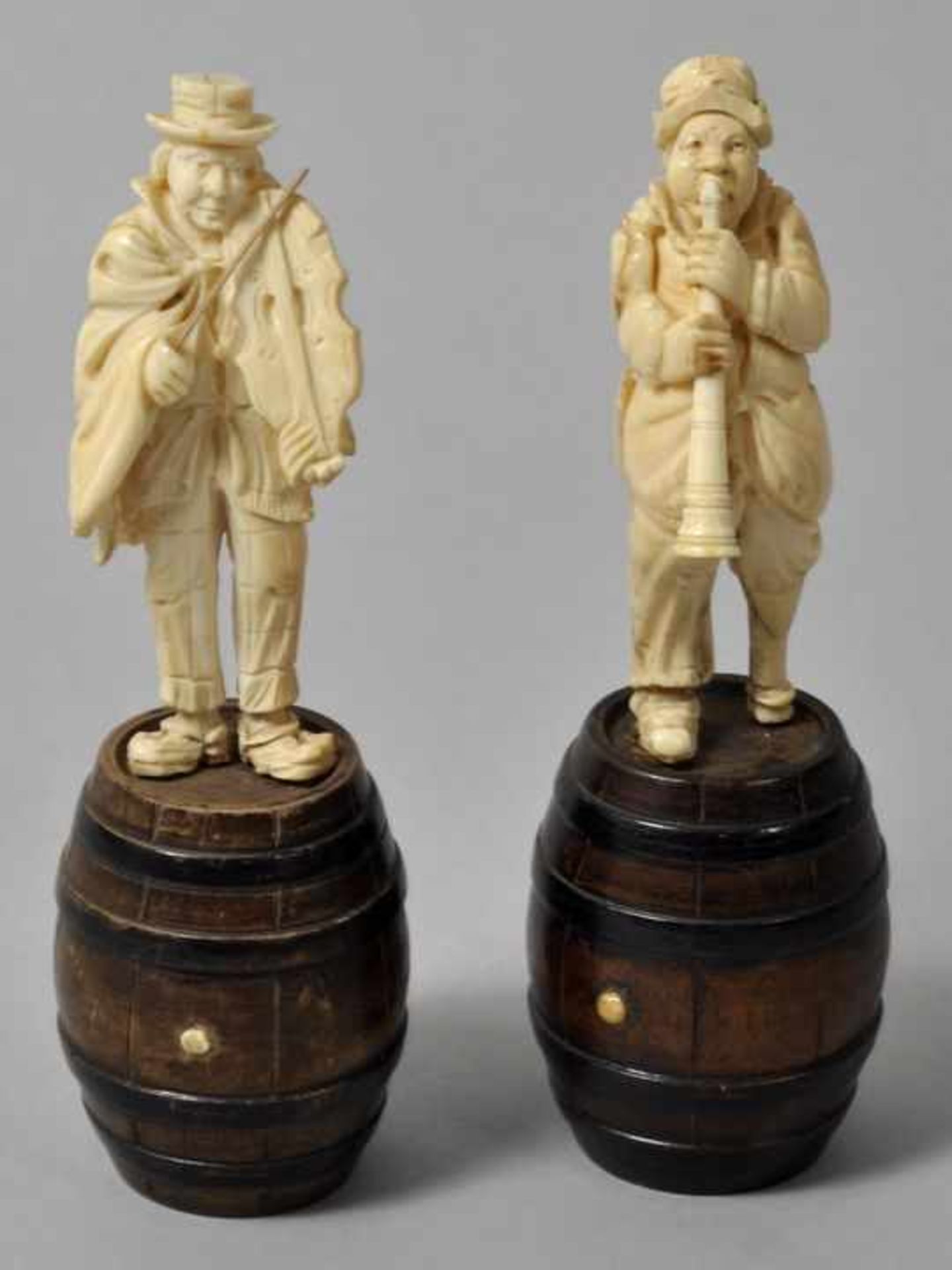 Paar Bettelmusikanten, Mitte/ 2. H. 19. Jh. Figuren Elfenbein, vollplastisch geschnitzt, jeweils auf