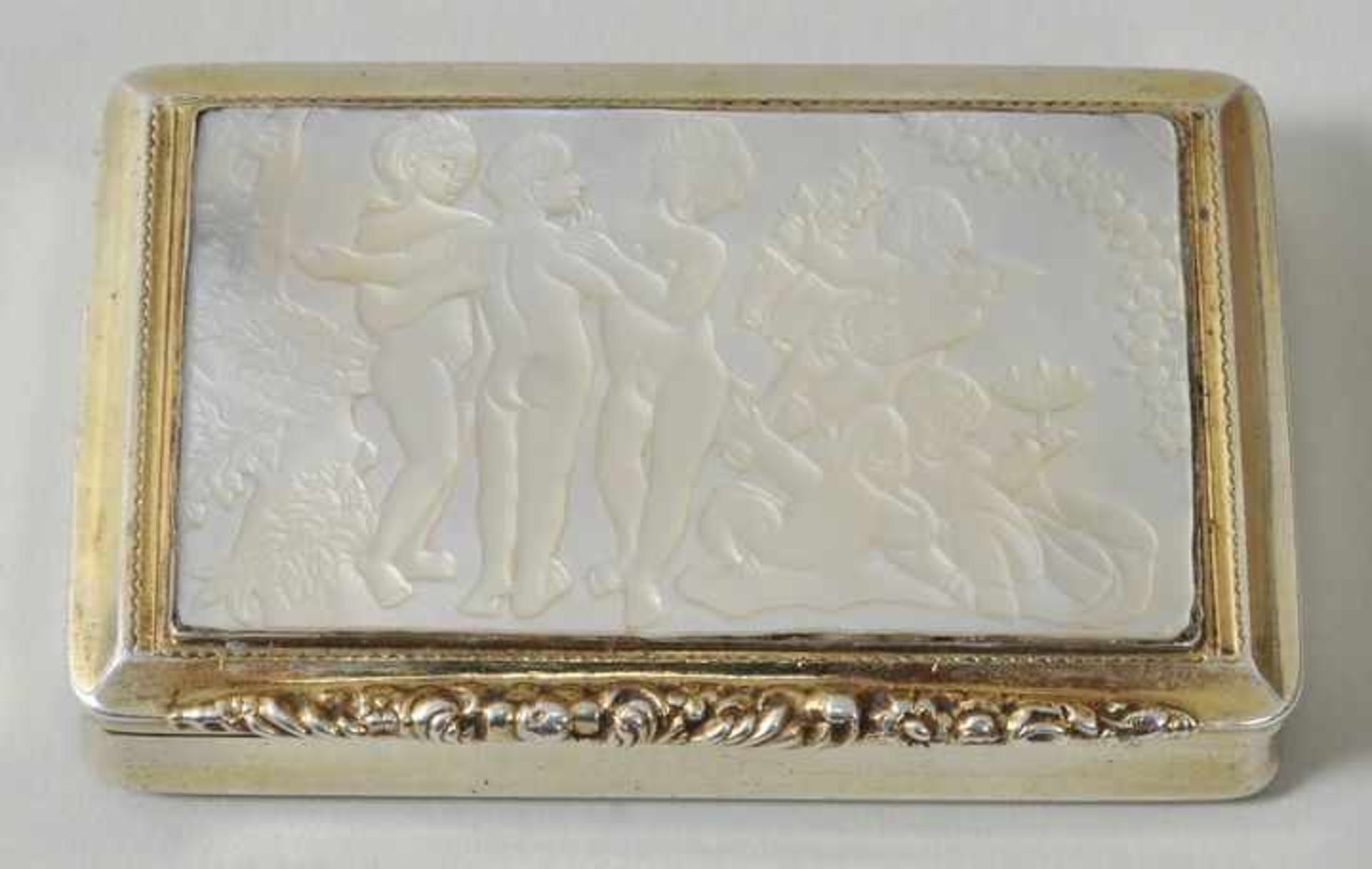 Perlmutt-Tabatiere, Wien, um 1830 Silber, vergoldet. Rechteckige Form mit Scharnierdeckel, im Deckel