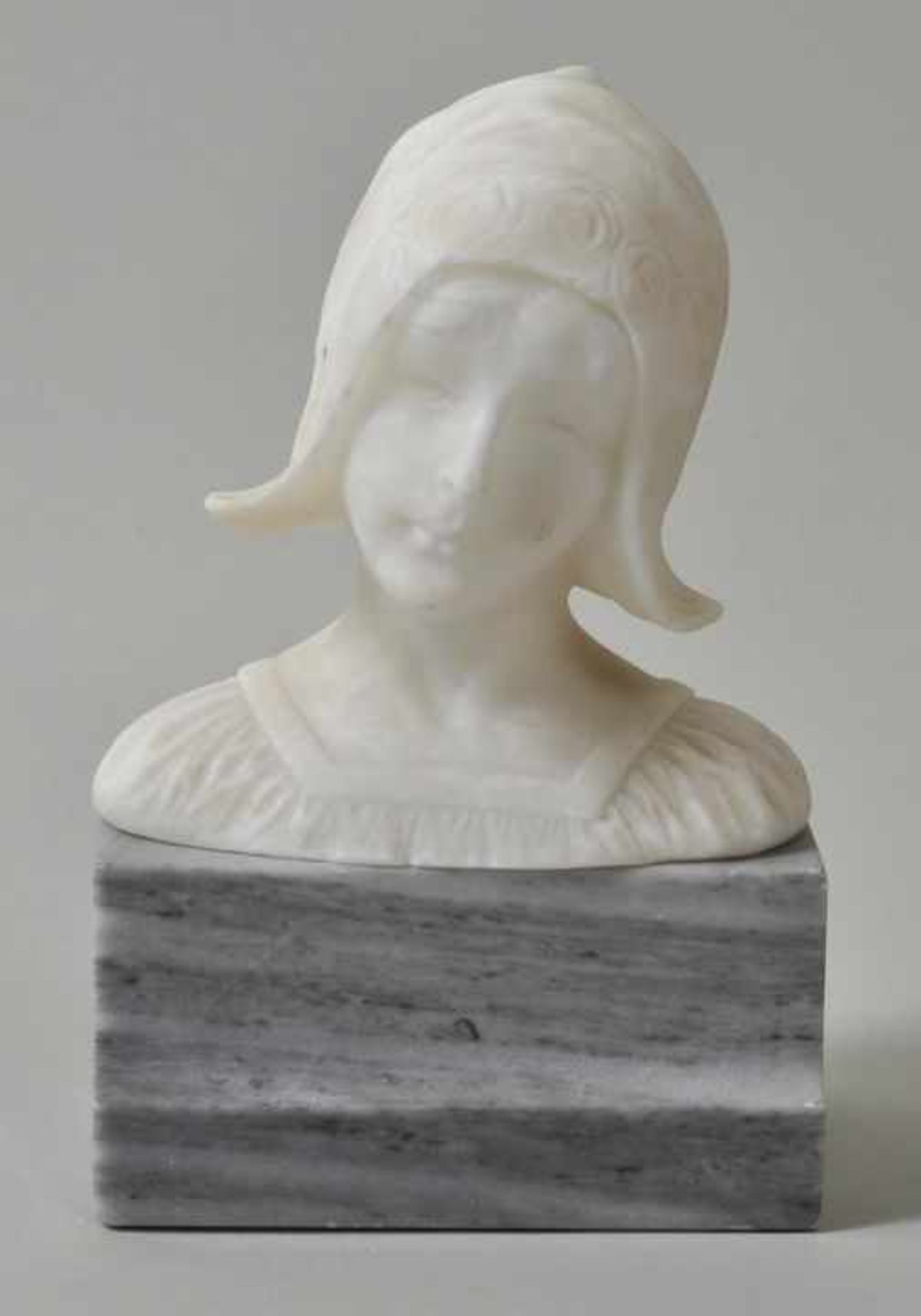 Unbekannt, um 1900 Büste eines Mädchens mit Haube. Alabaster auf Marmorsockel, H. 16,5 cm (incl.