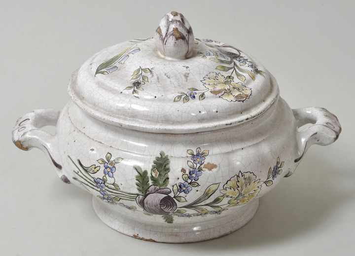 Kleine Terrine, Proskau, um 1770 Fayence, polychrome Scharffeuerbemalung: Blumenbuketts. Gebauchte