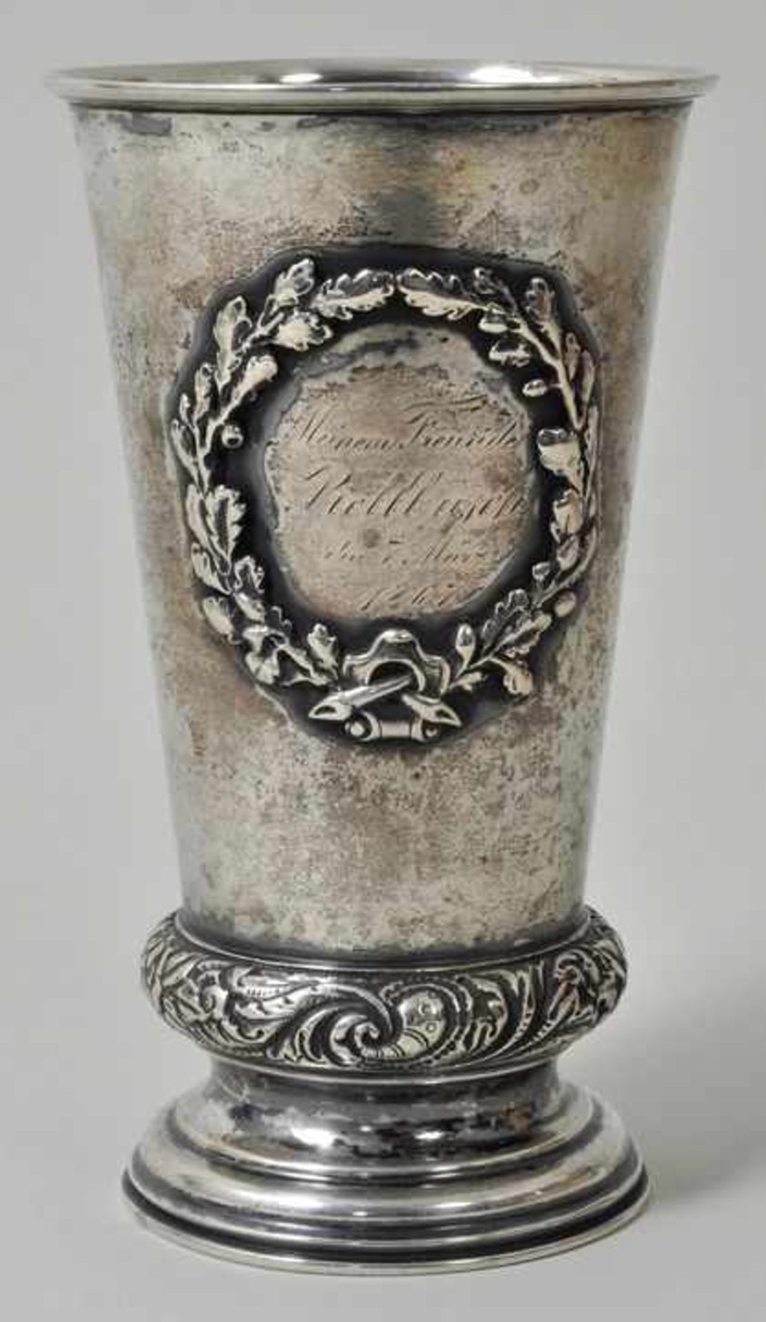 Fußbecher, 2. H. 19. Jh. Silber, gedrückt. Ranft in Blattwerk getrieben, auf der Schauseite