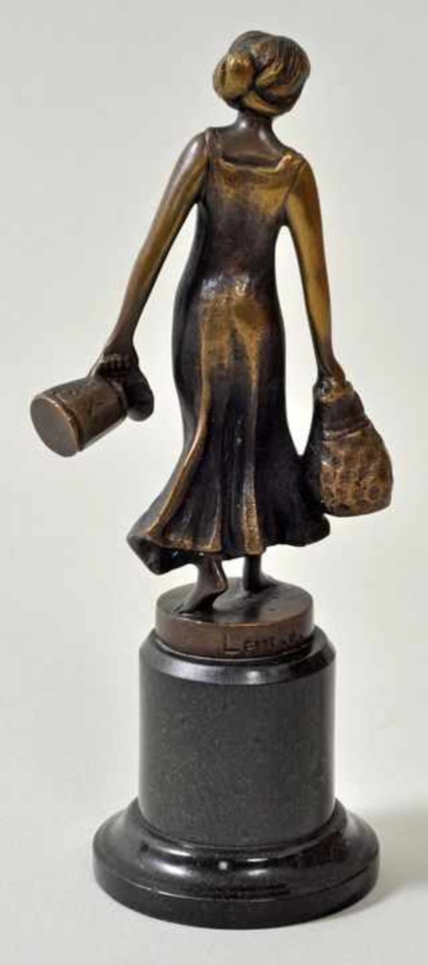 Lemke sign., tätig um 1900 Jugendstilpetschaft/ Kleinbronze Junge Frau mit Wassergefäßen. Bronze, - Bild 2 aus 3